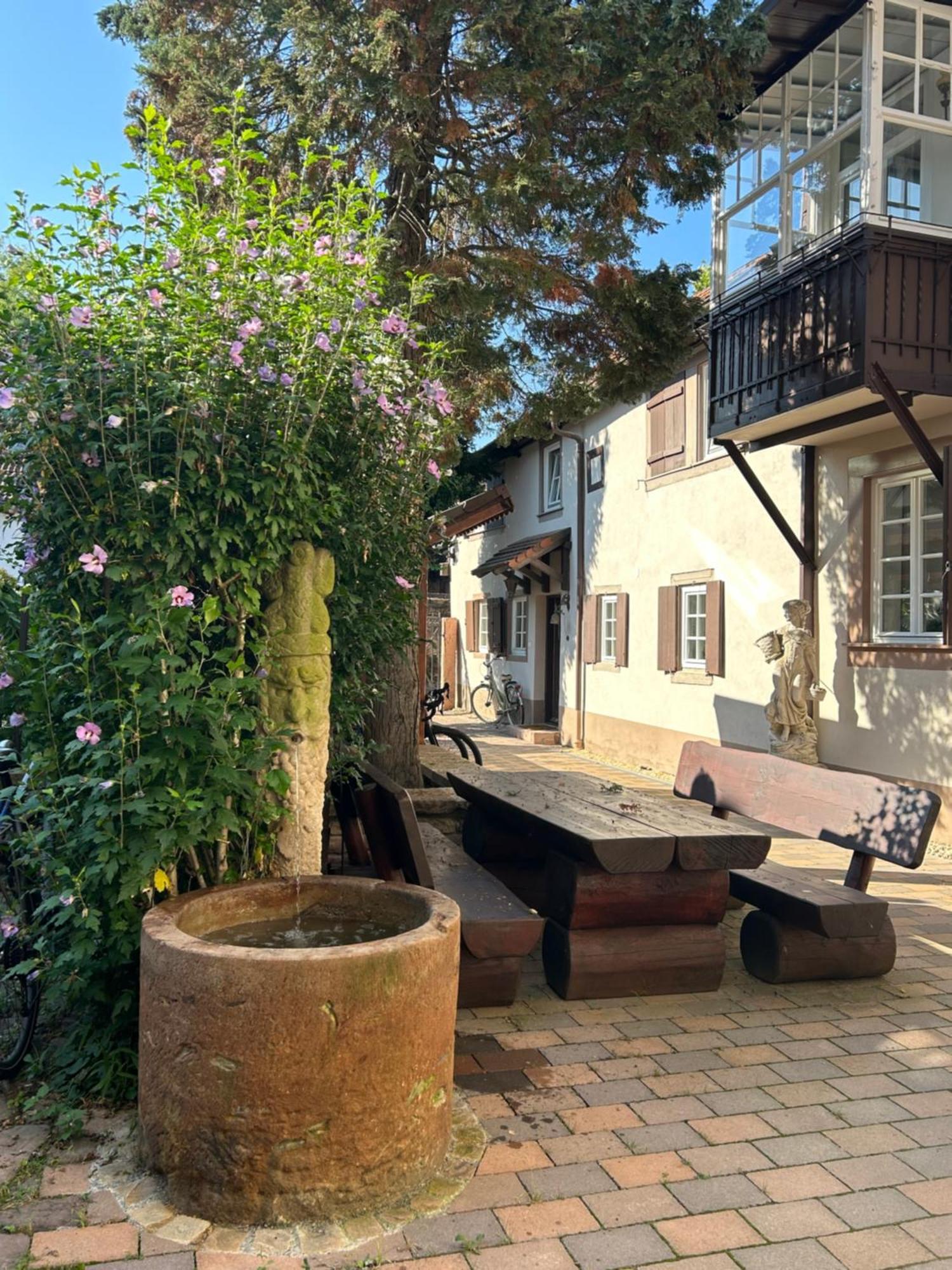 Exklusives Haus, Ruhig Gelegen Im Innenhof, Zentral, Lichtdurchflutet Zustellbett,Babybett Bei Bedarf Karlsruhe Luaran gambar